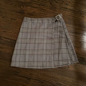 Brandy Melville Plaid Grey Buckle Wrap Shelf